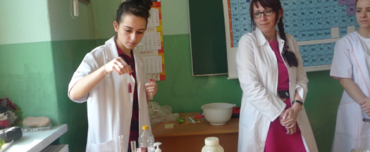 Powiększ obraz: Uczniowie podczas pokazów chemicznych